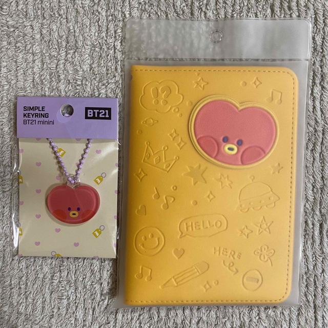 BT21(ビーティーイシビル)のmininiパスポートカバー《レザーパッチ》& アクリルキーリング【TATA】 エンタメ/ホビーのおもちゃ/ぬいぐるみ(キャラクターグッズ)の商品写真