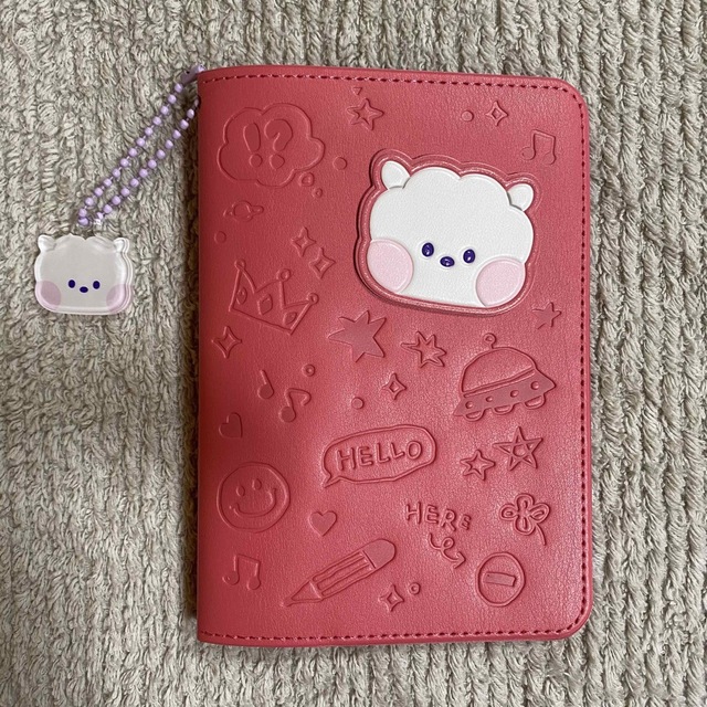 BT21(ビーティーイシビル)のmininiパスポートカバー《レザーパッチ》& アクリルキーリング【TATA】 エンタメ/ホビーのおもちゃ/ぬいぐるみ(キャラクターグッズ)の商品写真