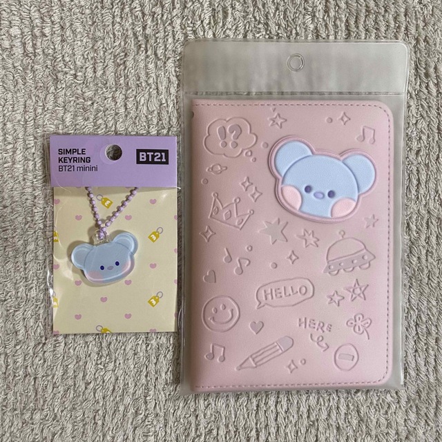 BT21(ビーティーイシビル)のmininiパスポートカバー《レザーパッチ》&アクリルキーリング【KOYA】 エンタメ/ホビーのおもちゃ/ぬいぐるみ(キャラクターグッズ)の商品写真