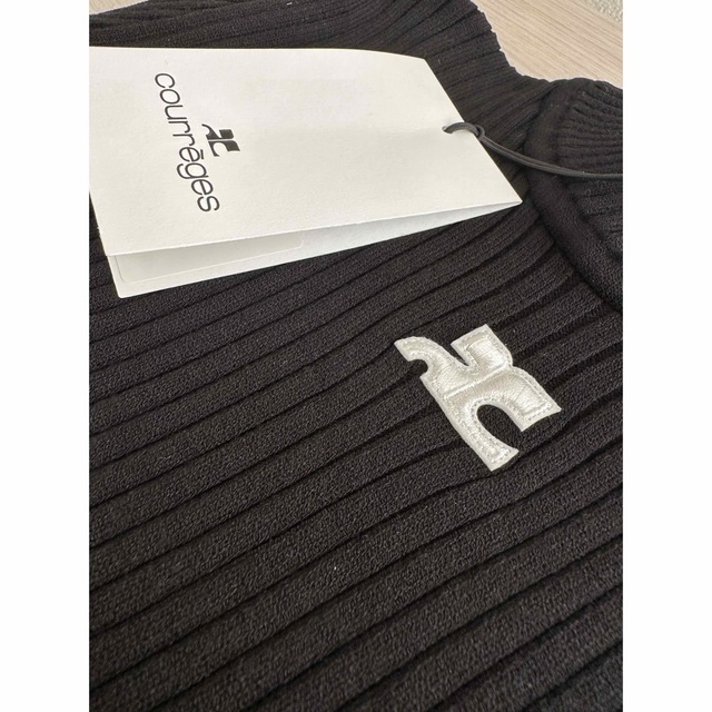 Courreges(クレージュ)の新品未使用　クレージュ　ニット　半袖　ブラック　ロゴニット　ワンポイント レディースのトップス(ニット/セーター)の商品写真