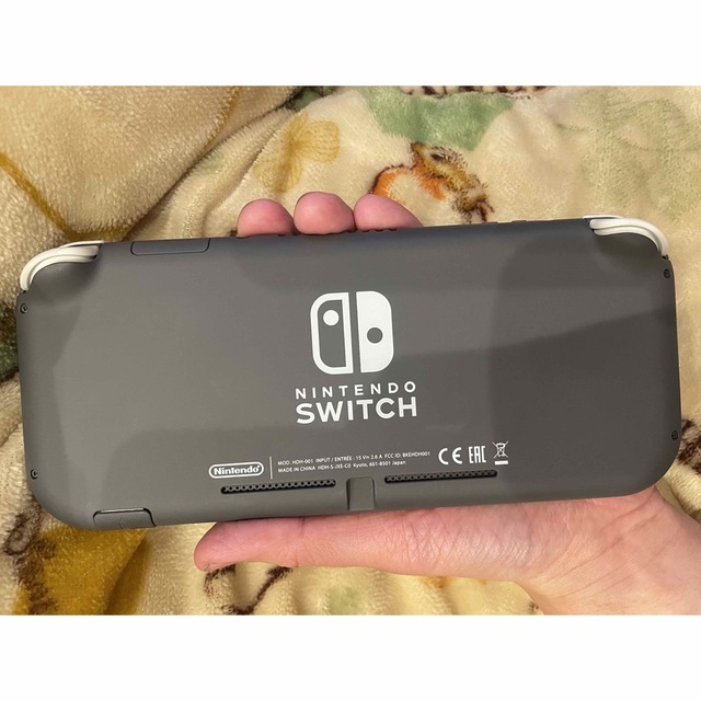 Nintendo Switch(ニンテンドースイッチ)のNintendo Switch ライト グレー エンタメ/ホビーのゲームソフト/ゲーム機本体(家庭用ゲーム機本体)の商品写真