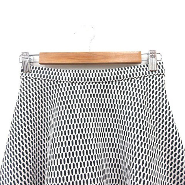 STRAWBERRY-FIELDS(ストロベリーフィールズ)のストロベリーフィールズ フレアスカート ひざ丈 総柄 1 白 ホワイト 黒 レディースのスカート(ひざ丈スカート)の商品写真