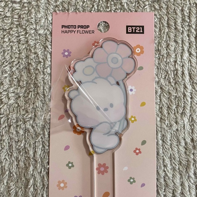 BT21(ビーティーイシビル)のBT21 minini フォトプロップ 《ハッピーフラワー》【COOKY】新品 エンタメ/ホビーのおもちゃ/ぬいぐるみ(キャラクターグッズ)の商品写真