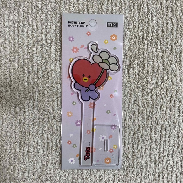 BT21(ビーティーイシビル)のBT21 minini フォトプロップ 《ハッピーフラワー》【TATA】新品 エンタメ/ホビーのおもちゃ/ぬいぐるみ(キャラクターグッズ)の商品写真