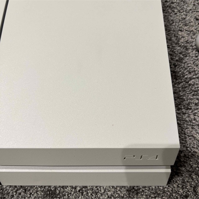 PlayStation4(プレイステーション4)のPlayStation®︎4 グレイシャー.ホワイト 500GB エンタメ/ホビーのゲームソフト/ゲーム機本体(家庭用ゲーム機本体)の商品写真