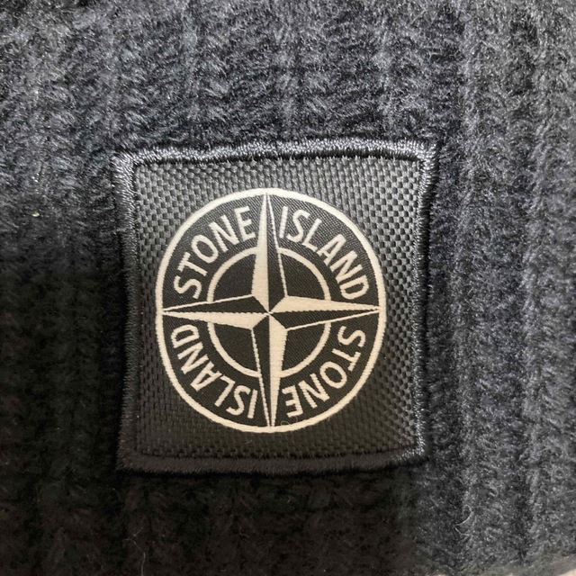 STONE ISLAND(ストーンアイランド)の値下げしました！新品未使用　ストーンアイランド　ニット帽　ビーニー　ブラック メンズの帽子(ニット帽/ビーニー)の商品写真