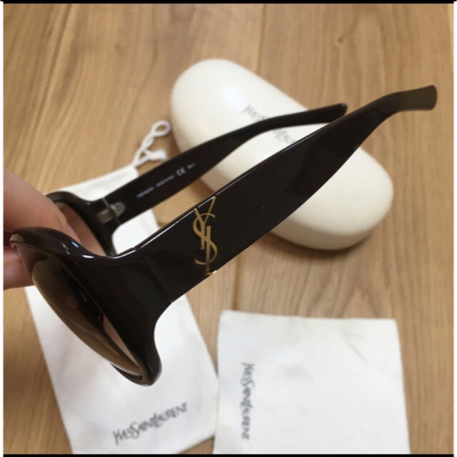 Yves Saint Laurent(イヴサンローラン)のイヴ・サンローランのサングラス　ブラウン　ケース付き レディースのファッション小物(サングラス/メガネ)の商品写真