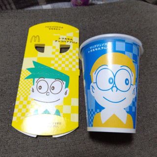 ショウガクカン(小学館)のマクドナルド マックシェイクS カップ容器 チョコバナナパイの紙 のび太&スネ夫(バッジ/ピンバッジ)