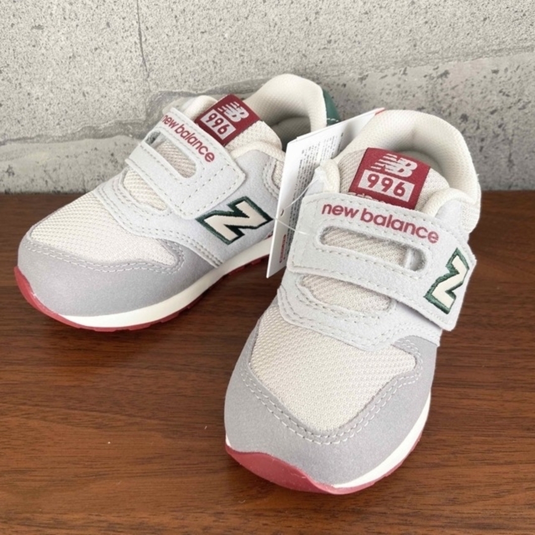 New Balance(ニューバランス)の【新品】15センチ グレー×レッド ニューバランス スニーカー キッズ キッズ/ベビー/マタニティのキッズ靴/シューズ(15cm~)(スニーカー)の商品写真