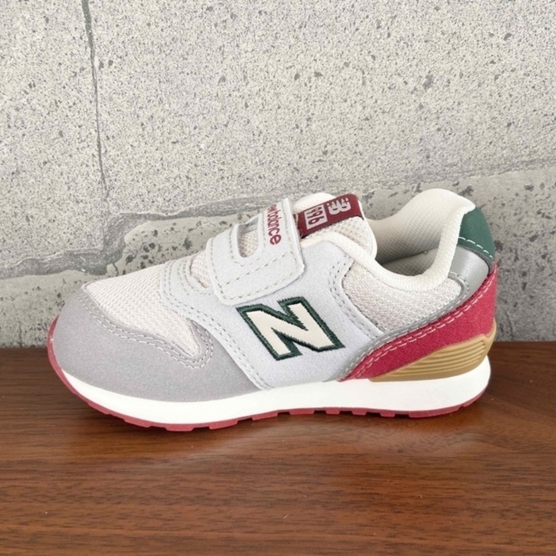 New Balance(ニューバランス)の【新品】15センチ グレー×レッド ニューバランス スニーカー キッズ キッズ/ベビー/マタニティのキッズ靴/シューズ(15cm~)(スニーカー)の商品写真