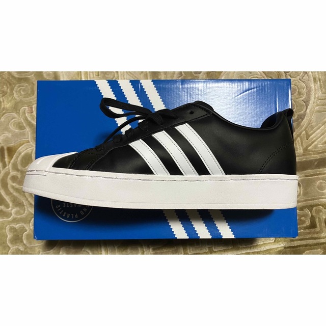 adidas スニーカー