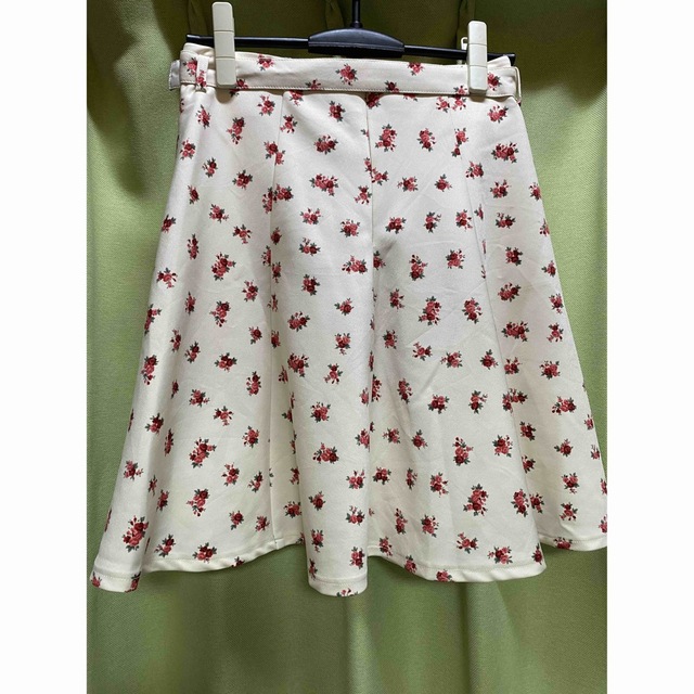 dazzlin(ダズリン)のMサイズ　dazzlin  スカート　花柄　白　アイボリー レディースのスカート(ひざ丈スカート)の商品写真