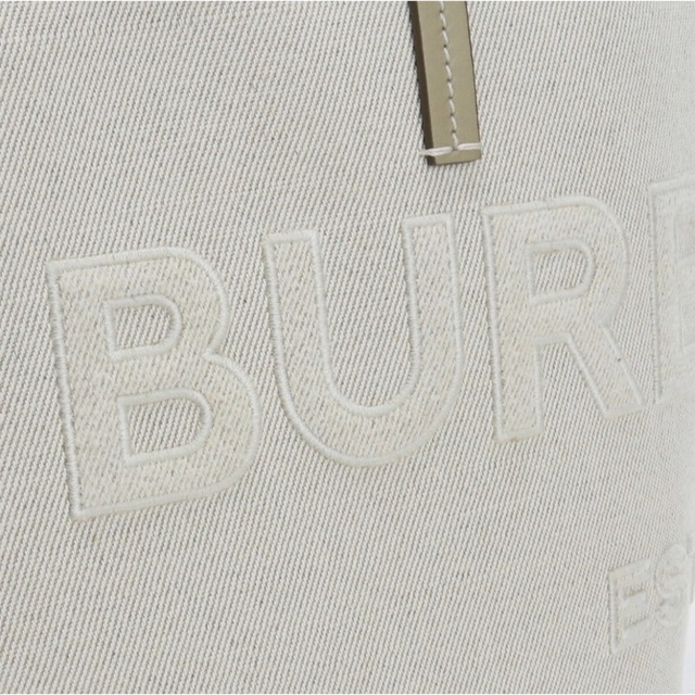 BURBERRY(バーバリー)の【国内未入荷商品】BURBERRY ポーチ付きトートバッグ（在庫処分セール中） レディースのバッグ(トートバッグ)の商品写真
