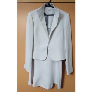白のジャケットとスカートのセット(スーツ)