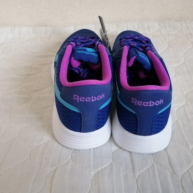 リーボック　スニーカー　紺色　24cm レディースの靴/シューズ(スニーカー)の商品写真