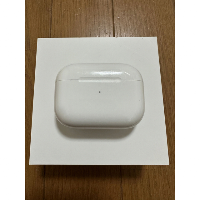 Apple(アップル)のAirPods Pro エアポッズ・プロMWP22J/A 国内正規品　付属品完備 スマホ/家電/カメラのオーディオ機器(ヘッドフォン/イヤフォン)の商品写真