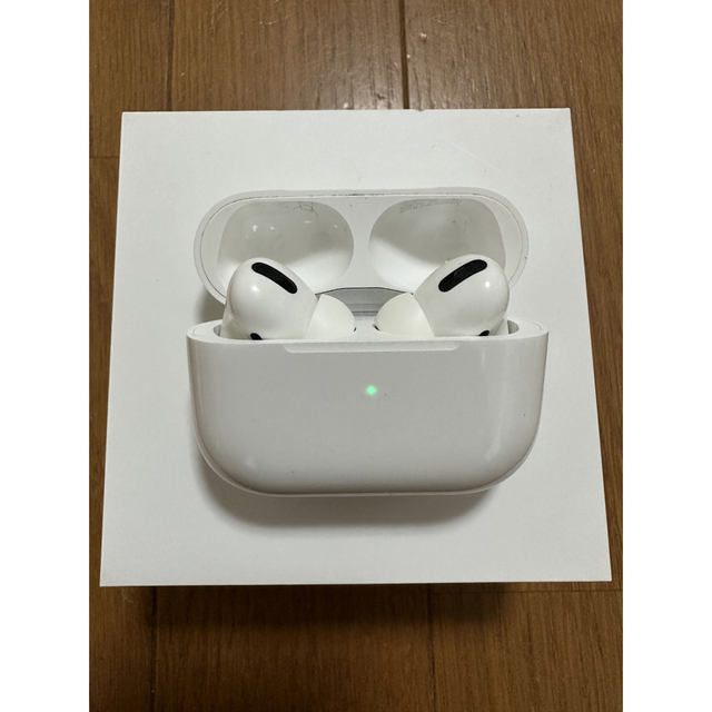 Apple(アップル)のAirPods Pro エアポッズ・プロMWP22J/A 国内正規品　付属品完備 スマホ/家電/カメラのオーディオ機器(ヘッドフォン/イヤフォン)の商品写真