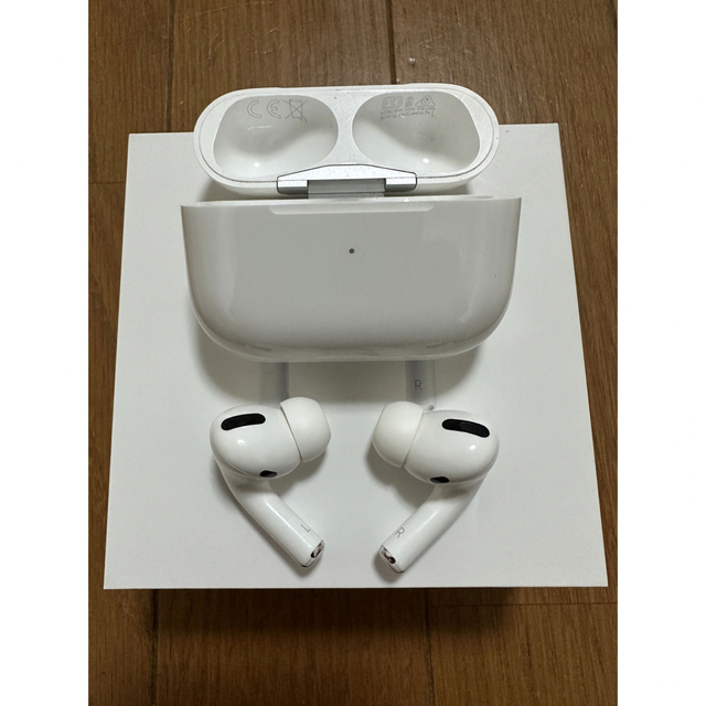 Apple(アップル)のAirPods Pro エアポッズ・プロMWP22J/A 国内正規品　付属品完備 スマホ/家電/カメラのオーディオ機器(ヘッドフォン/イヤフォン)の商品写真