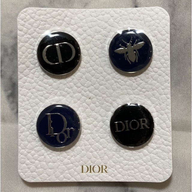 Christian Dior(クリスチャンディオール)のDior　ノベルティ　ピンバッジ　サンプルセット エンタメ/ホビーのコレクション(ノベルティグッズ)の商品写真