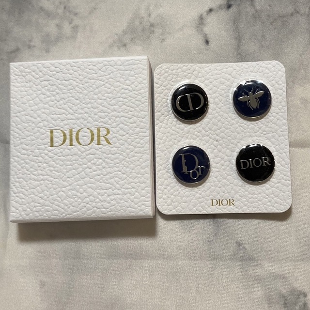 Christian Dior(クリスチャンディオール)のDior　ノベルティ　ピンバッジ　サンプルセット エンタメ/ホビーのコレクション(ノベルティグッズ)の商品写真