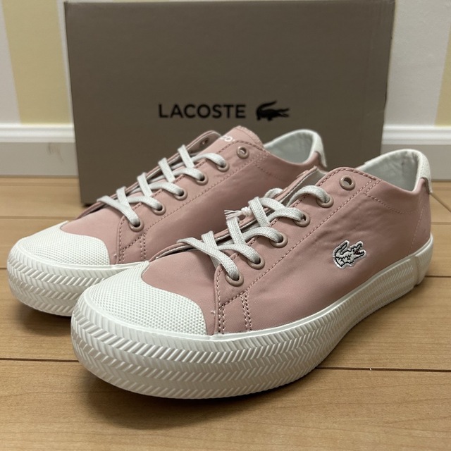 LACOSTE(ラコステ)の【新品未使用】ラコステ ローカットスニーカー 白ワニ ピンク コート系 23.0 レディースの靴/シューズ(スニーカー)の商品写真