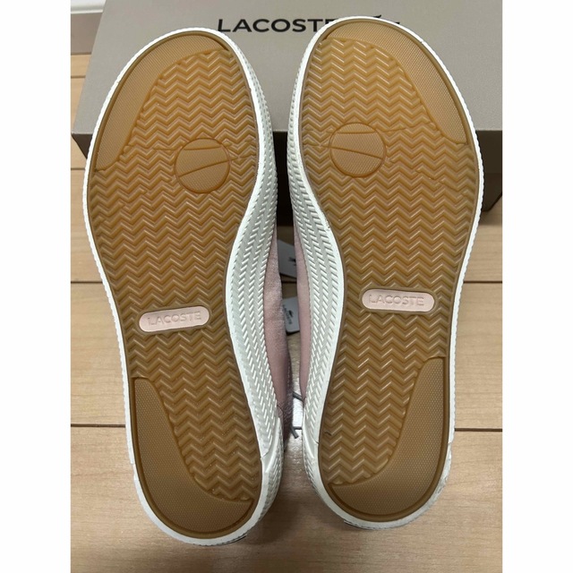 LACOSTE(ラコステ)の【新品未使用】ラコステ ローカットスニーカー 白ワニ ピンク コート系 23.0 レディースの靴/シューズ(スニーカー)の商品写真