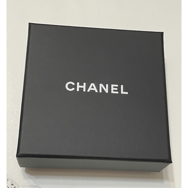 CHANEL(シャネル)のCHANEL シャネル　ブローチ　ピン　ココマーク　オレンジ　ピンク　新品　限定 レディースのアクセサリー(ブローチ/コサージュ)の商品写真