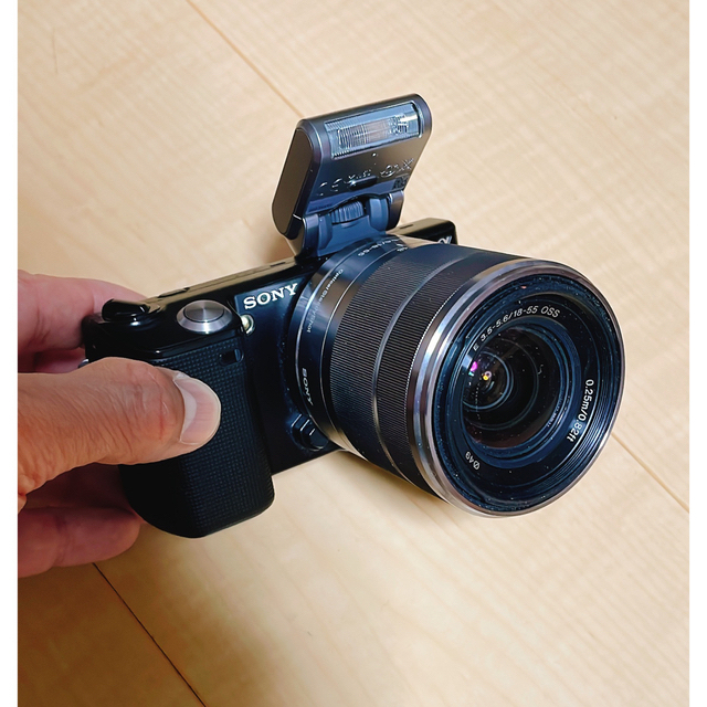 SONY(ソニー)のSONY α NEX-5 ミラーレス　一眼カメラ　禁煙保管　カバーセット　動作確 スマホ/家電/カメラのカメラ(ミラーレス一眼)の商品写真