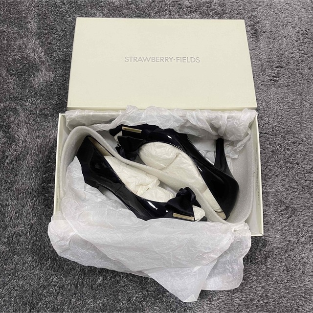 STRAWBERRY-FIELDS(ストロベリーフィールズ)の8/8まで限定値下げストロベリーフィールズ　パンプス　ヒール　エナメル　22.5 レディースの靴/シューズ(ハイヒール/パンプス)の商品写真