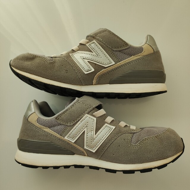 New Balance(ニューバランス)のNew Balance　YV996　グレー　22cm キッズ/ベビー/マタニティのキッズ靴/シューズ(15cm~)(スニーカー)の商品写真