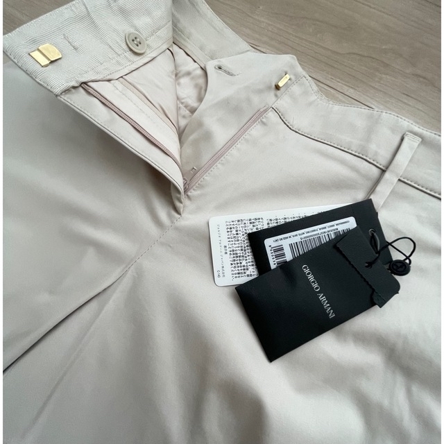 Armani(アルマーニ)の『ARMANI』 / アルマーニ ベージュ パンツ スラックス 38サイズ 新品 レディースのパンツ(クロップドパンツ)の商品写真