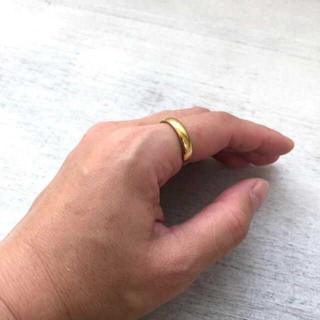 刻印無料 アレルギー対応！ステンレス製　4mm甲丸ゴールドリング レディースのアクセサリー(リング(指輪))の商品写真