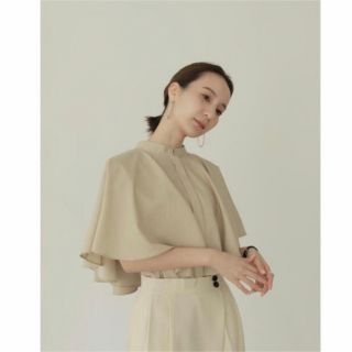 トゥデイフル(TODAYFUL)のlouren drape cape blouse beige  ケープブラウス(シャツ/ブラウス(半袖/袖なし))