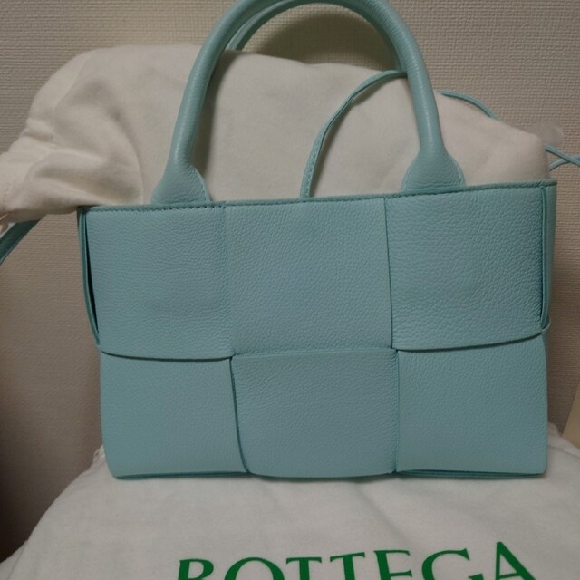 Bottega Veneta(ボッテガヴェネタ)の即日発送可！【7回使用！】ボッテガヴェネタ　アルコトートバッグミニ　ペールブルー レディースのバッグ(トートバッグ)の商品写真
