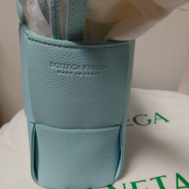 Bottega Veneta(ボッテガヴェネタ)の即日発送可！【7回使用！】ボッテガヴェネタ　アルコトートバッグミニ　ペールブルー レディースのバッグ(トートバッグ)の商品写真