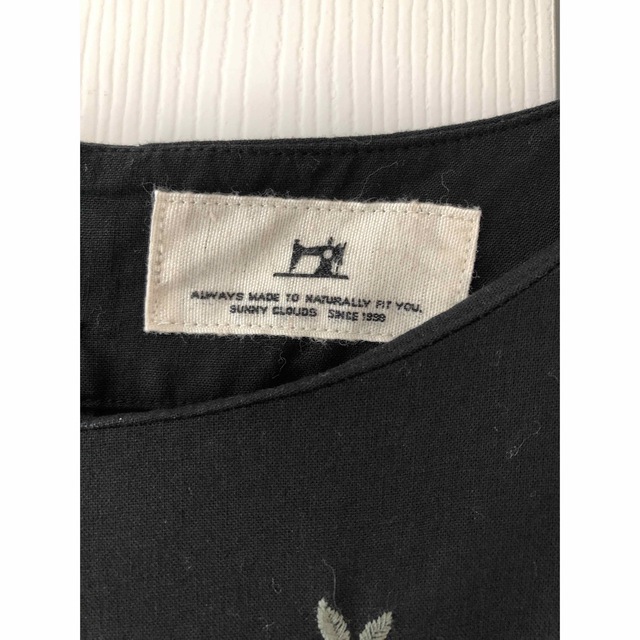 FELISSIMO(フェリシモ)のフェリシモ　サニークラウズ　黒にボタニカル柄刺繍ワンピース レディースのワンピース(ロングワンピース/マキシワンピース)の商品写真