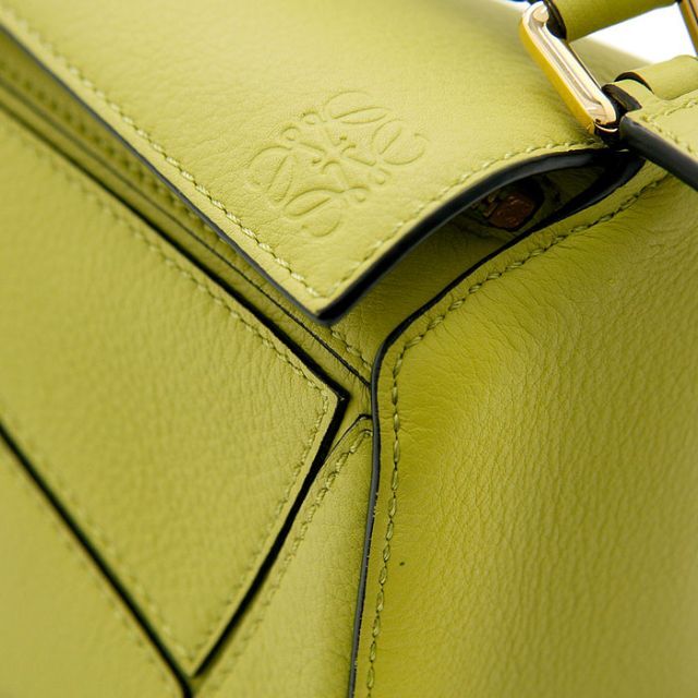 LOEWE(ロエベ)の美品 ロエベ 2wayバッグ パズル ミニ ライムイエロー LOEWE レディースのバッグ(ショルダーバッグ)の商品写真