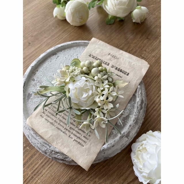 ボタニカル　白のバラと小花のコサージュ ハンドメイドのアクセサリー(コサージュ/ブローチ)の商品写真