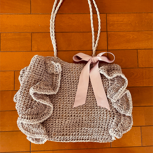 フリルと幅広サテンリボンが可愛い柔らかいワラのショルダーバッグ❤️ レディースのバッグ(ショルダーバッグ)の商品写真