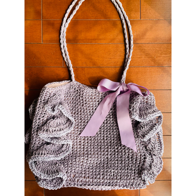 フリルと幅広サテンリボンが可愛い柔らかいワラのショルダーバッグ❤️ レディースのバッグ(ショルダーバッグ)の商品写真