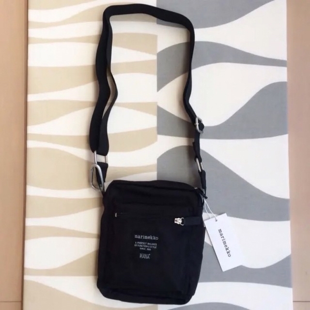 新品 marimekko CASH&CARRY ショルダーバッグ ブラック