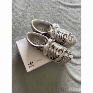 ハイク(HYKE)の20SS adidas by HYKE AOH-001パイソンスニーカー24.5(スニーカー)