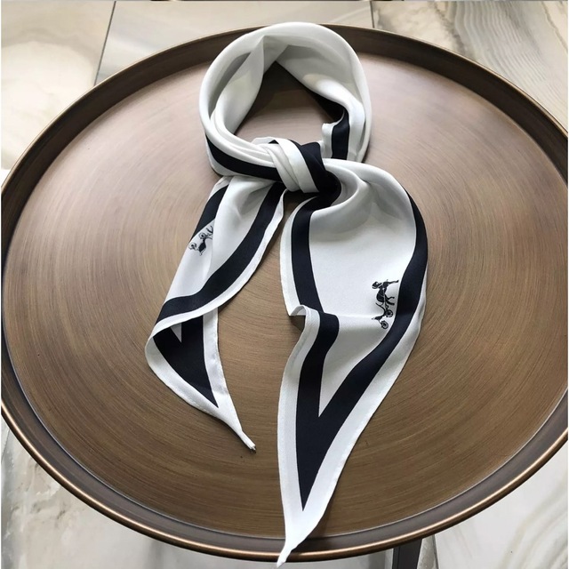 【匿名配送】●ひし形スカーフ 馬車柄 モノトーン レディースのファッション小物(バンダナ/スカーフ)の商品写真