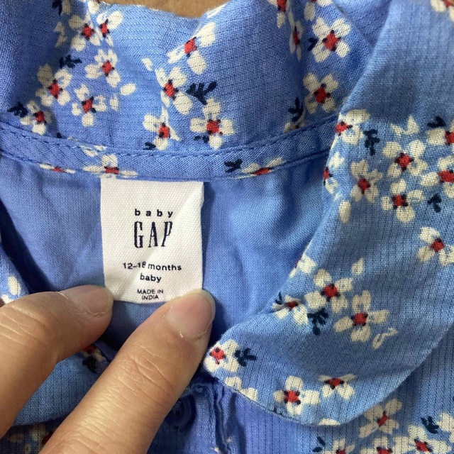 babyGAP(ベビーギャップ)のGAP 花柄ワンピース　80cm キッズ/ベビー/マタニティのベビー服(~85cm)(ワンピース)の商品写真