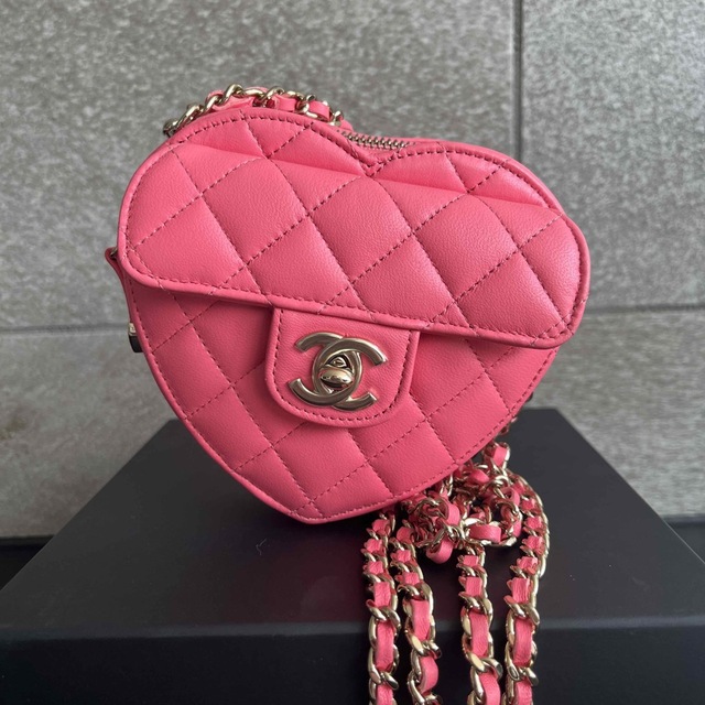 CHANEL(シャネル)のCHANEL シャネル　ハートバッグ　ハートクラッチ　ミニバッグ　マトラッセ レディースのバッグ(ショルダーバッグ)の商品写真