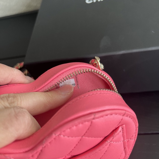 CHANEL(シャネル)のCHANEL シャネル　ハートバッグ　ハートクラッチ　ミニバッグ　マトラッセ レディースのバッグ(ショルダーバッグ)の商品写真