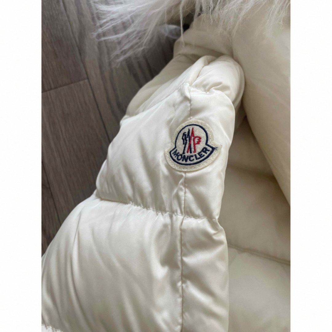 MONCLER(モンクレール)の11/5まで　ちま様専用モンクレール　ホワイト　ショートダウン　サイズ1 レディースのジャケット/アウター(ダウンジャケット)の商品写真