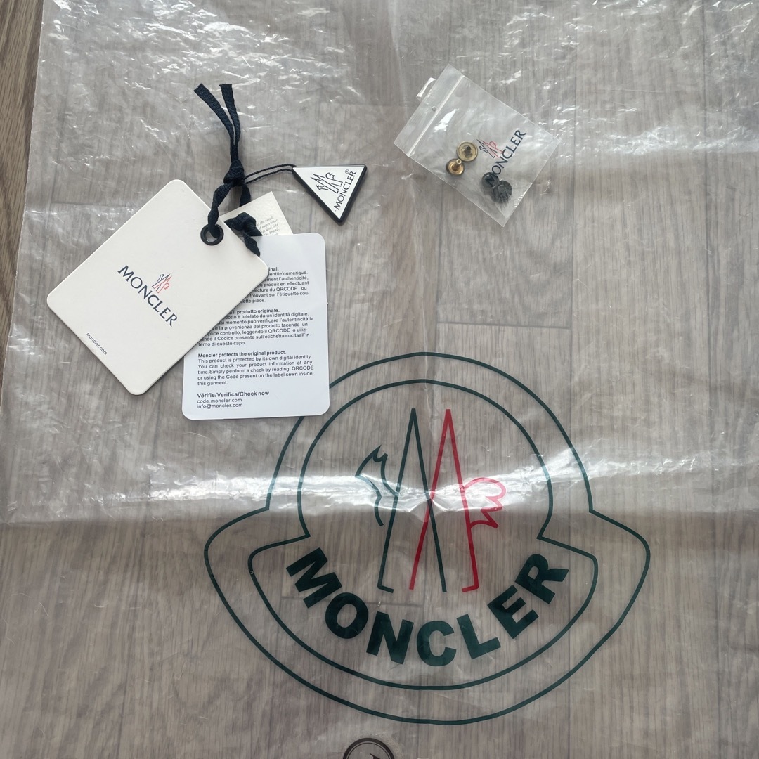 MONCLER(モンクレール)の11/5まで　ちま様専用モンクレール　ホワイト　ショートダウン　サイズ1 レディースのジャケット/アウター(ダウンジャケット)の商品写真