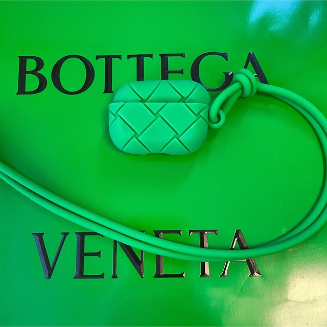 Bottega Veneta(ボッテガヴェネタ)の1回使用!! BOTTEGA VENETA AirPodsケース ボッテガ スマホ/家電/カメラのオーディオ機器(ヘッドフォン/イヤフォン)の商品写真