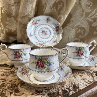 ロイヤルアルバート(ROYAL ALBERT)の英国製 希少 Royal Albert 【Petit Point】3客(食器)